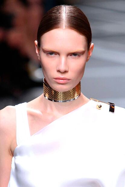 Otra tendencia que tampoco parece querer irse: las cejas 'invisibles' decoloradas como en el desfile de Givenchy.