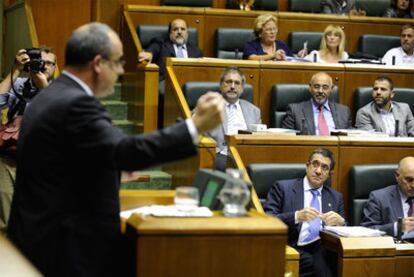 El <b><i>lehendakari,</b></i> Patxi López, escucha desde su escaño al portavoz peneuvista, Joseba Egibar, en el pleno parlamentario de política general del pasado septiembre.