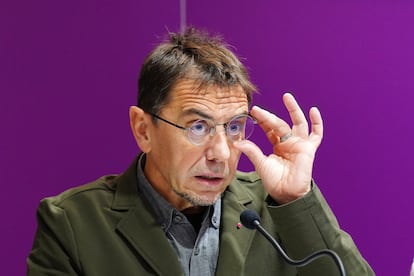 El fundador de Podemos, Juan Carlos Monedero, interviene en el acto de apoyo a la candidatura de Podemos Galicia 'Rexurdir' en 2022.