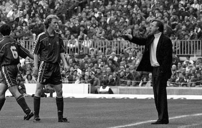 El futbolista Jordi Cruyff atiende las explicaciones de su padre y entrenador del F.C. Barcelona, Johan Cruyff, en 1995.