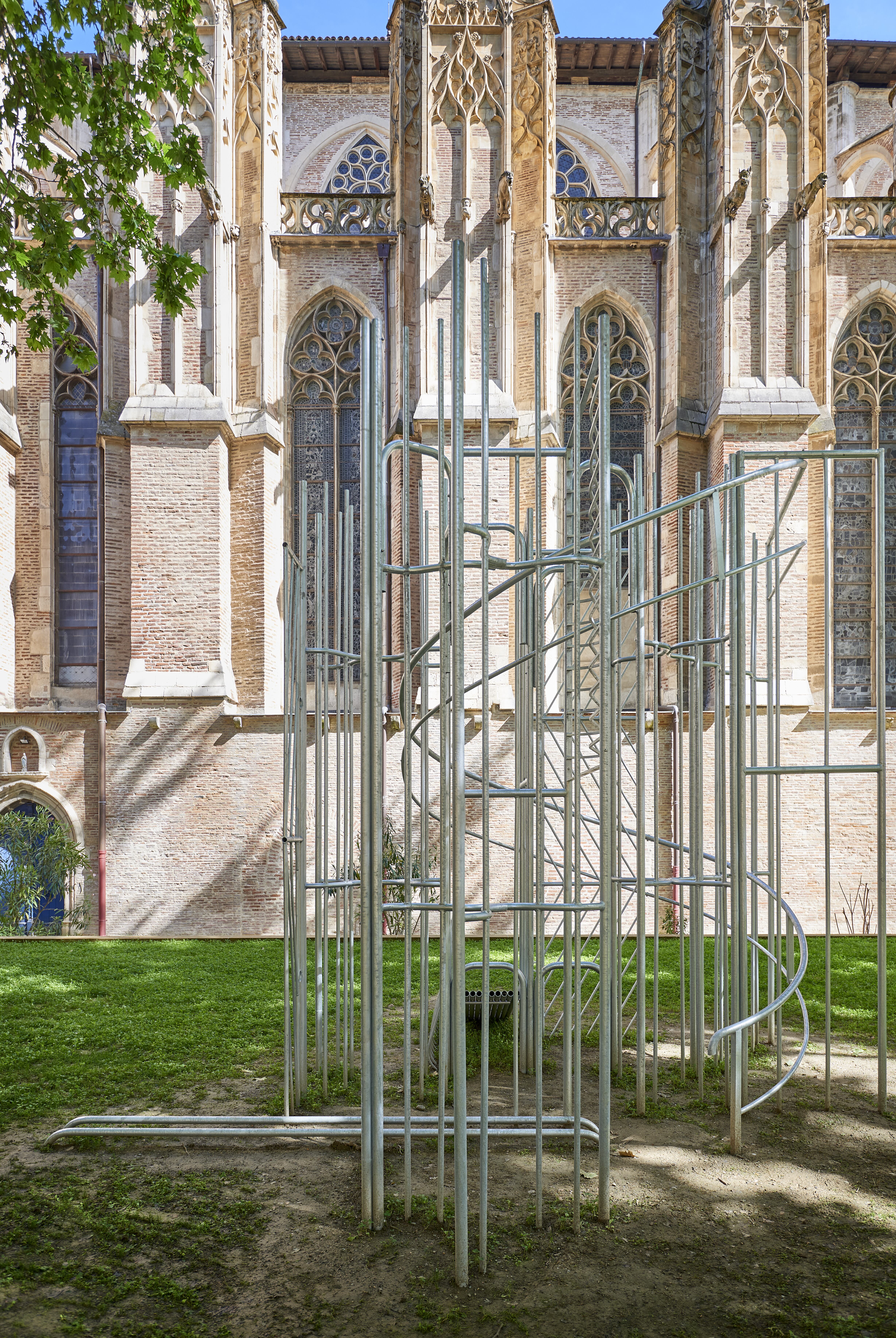 La obra '¿Dónde repartiremos las cenizas del viejo mundo?' frente a la catedral de Saint-Étienne.