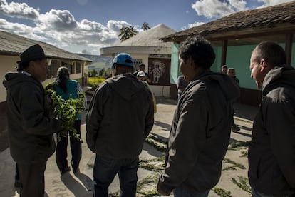 Hugo Quelal (izquierda) dirige una ceremonia de purificación en la que participan sus compañeros de la guardia ambiental de la Comuna Ancestral de Indígenas Pasto La Libertad.