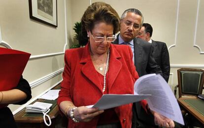 Miquel Dom&iacute;nguez, con la exalcaldesa Rita Barber&aacute;. 