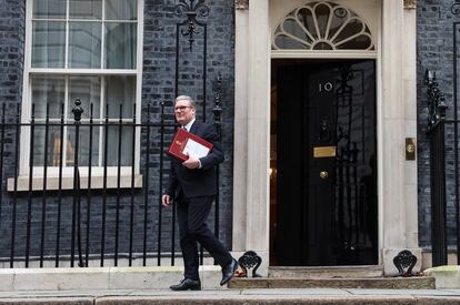 Keir Starmer a su salida de Downing Street, ayer.