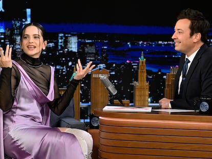 Rosalía durante su entrevista con Jimmy Fallon, el 10 de marzo de 2022.