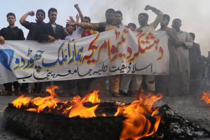 Estudiantes islamistas paquistaníes queman neumáticos y gritan contra la OTAN ayer en Lahore.