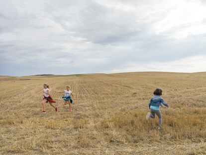 Unas amigas corretean en los alrededores del mismo pueblo. 