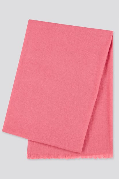 El cashmere de Uniqlo, de los más buscados, se rebaja un 20% durante el Black Friday. Esta bufanda enorme (mide dos metros de largo) está disponible en 11 colores distintos.