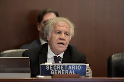 Luis Almagro en la sesión en que la OEA resolvió que su secretario general debe reunirse con representantes del Ministerio Público guatemalteco, el 1 de septiembre.