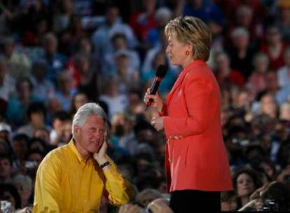 Hillary Clinton y su marido, el ex presidente Bill Clinton, durante un acto electoral en Des Moines, en el Estado de Iowa.