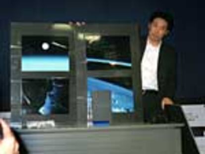 Teiyu Goto explica, en las oficinas de Sony en Tokio, el proceso que siguió para definir los colores de Playstation 2.