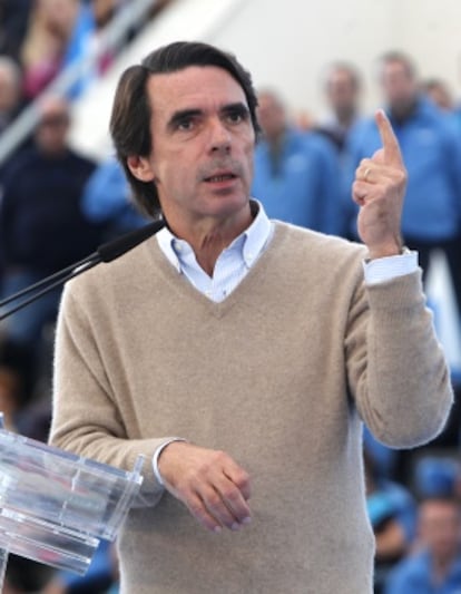 Aznar, apoyado en el atril y sin mirar en ningún momento la cuartilla que llevaba preparada.