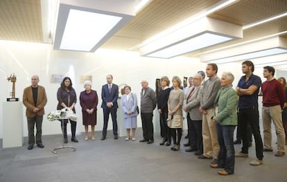 Representantes de los partidos políticos y el diputado general de Gipuzkoa, Martin Garitano, en el homenaje a Jaime Arrese, asesinado por los Comandos Autónomos Anticapitalistas en 1980.