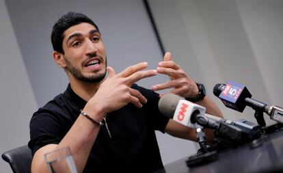 Enes Kanter, en una rueda de prensa, en Nueva York el 22 de mayo.