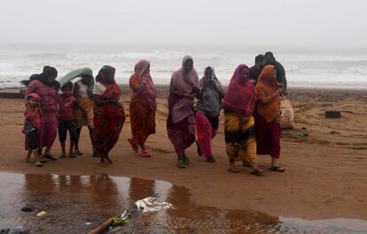 Residentes caminan por la playa tras el paso del ciclón Fani en Puri, Odisha. 