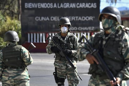 Fuerzas de seguridad venezolanas han realizado un simulacro para bloquear la autopista que lleva a Caracas, en caso de que tengan que impedir y aislar por completo la capital del país.