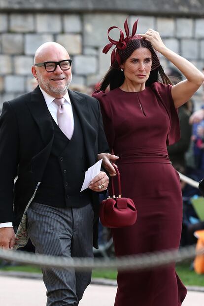 Demi Moore tampoco quiso perderse la ceremonia. La actriz combinó un vestido burdeos con bolso de la firma Gabriela Hearst, la misma diseñadora de complementos que eligió Oprah Winfrey para asistir al enlace de Meghan Markle y el príncipe Harry.