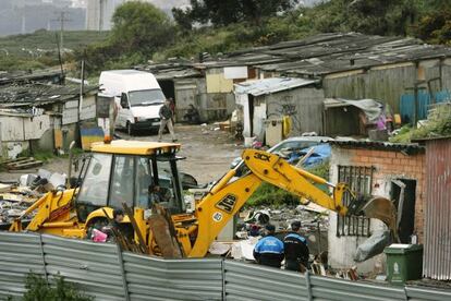 Las maquinas trabajando en el poblado de Penamoa