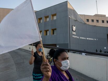 Integrantes de una iglesia evanglica rezan y bendicen a las afueras del hospital regional numero1 de la ciudad de Tijuana, Mxico el da 28 de abril de 2020. Tijuana a sido declarada como uno de los puntos crticos de contagios de COVID-19, la ciudad ocupa el segundo lugar en el pas, solo superado por la Ciudad de Mxico y hasta el momento el registro de muertes en el estado es de 215 siendo Tijuana el lugar que ms reporta. 