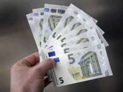 Imagen de los nuevos billetes de cinco euros. EFE/Archivo