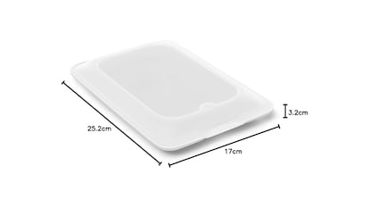 Recipientes para embutidos sobre fondo blanco.