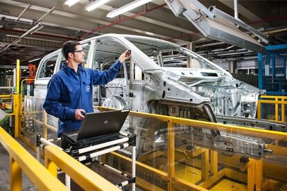 Producción de la furgoneta Vito en la factoría de Mercedes-Benz en Vitoria.