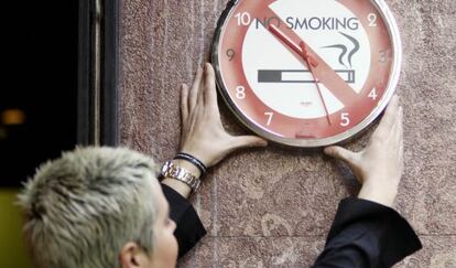 Reloj con una alusión a la prohibición de fumar.