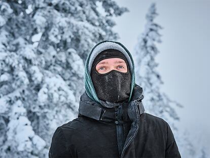Un hombre en la nieve con un pasamontañas para resguardarse del frío.