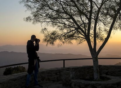 Un senderista en el mirador de Pocopán, en los Montes de Málaga.