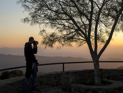 Un senderista en el mirador de Pocopán, en los Montes de Málaga.