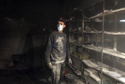 El interior de una comisaría incendiada en Zauiya.