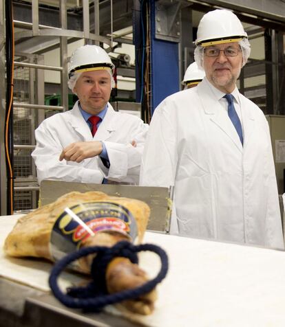 El presidente del Gobierno en funciones, Mariano Rajoy, visitó la fábrica de Campofrío, que sigue funcionando tras el incendio de hace unos meses en la factoría, en Burgos.