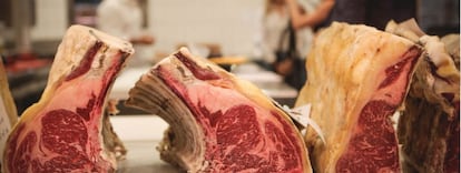 Selecciona las piezas más nobles que encuentran en el mercado, desde ternera, buey y vaca vieja. Las maduran sin prisa durante más de un año, buscando sabores potentes, texturas sedosas y cocciones místicas. Entre las razas que emplean, frisona, asturiana de los Valles, parda alpina, avileña o sayaguesa. Carrer d’Aragó 283-285. Barcelona. Tel. 935 193 000. www.lomoalto.barcelona