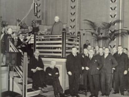 Bernard G. Shaw, en la escalera (con barba), durante la inauguración de los estudios de Abbey Road, en 1931. Sir Edward Elgar dirige la London Symphony Orchestra.