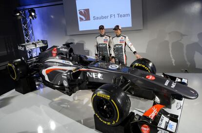 Nico Hulkenberg (izquierda) y Esteban Gutirrez posan con el Sauber C32.