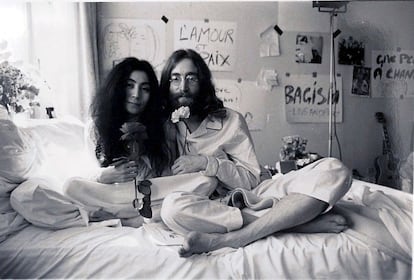 El cantante John Lennon posa en pijama en la cama junto a su mujer Yoko Ono.