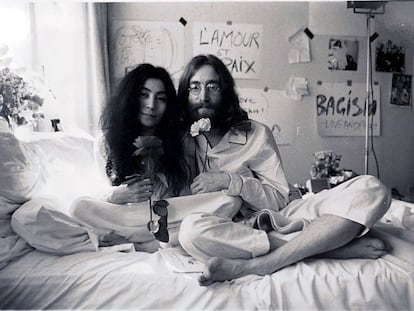 El cantante John Lennon posa en pijama en la cama junto a su mujer Yoko Ono.