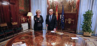 Reunión de Manuela Carmena con el ministro de Hacienda Cristobal Montoro.