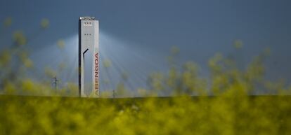 Planta de energ&iacute;a solar de Abengoa en Sanl&uacute;car la Mayor.