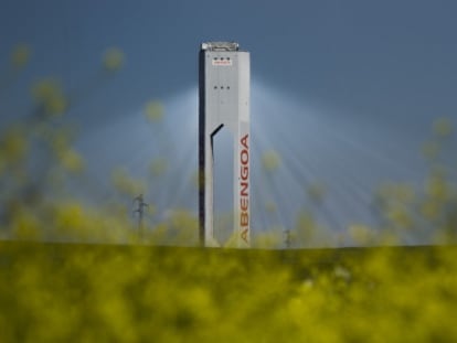 Planta de energ&iacute;a solar de Abengoa en Sanl&uacute;car la Mayor.