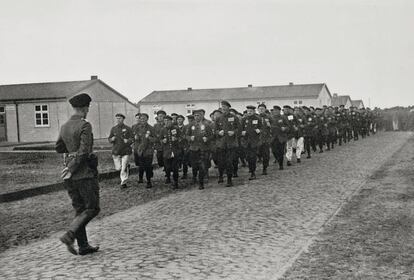 Sesin de ejercicio gimnstico de los presos de Esterwegen en 1935. La fotografa figuraba en un lbum de las SS ofrecido como obsequio a Karl Otto Koch que llevaba la reveladora inscripcin de: A paso ligero o habr matadero.