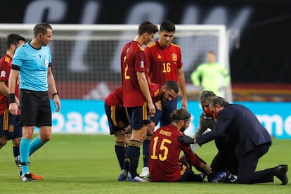 El jugador español Sergio Ramos se lesiona durante un lance en el encuentro de la sexta jornada del grupo 4 de la primera fase de la Liga de las Naciones.