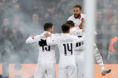 Neymar comemora gol marcado contra o Galatasaray pela Champions.