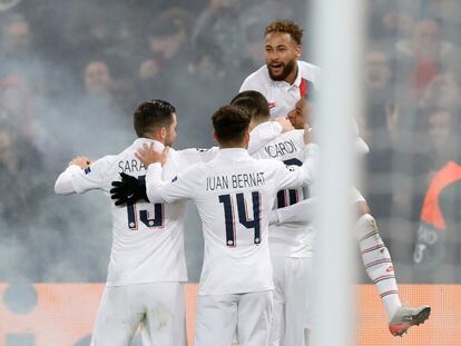 Neymar comemora gol marcado contra o Galatasaray pela Champions.