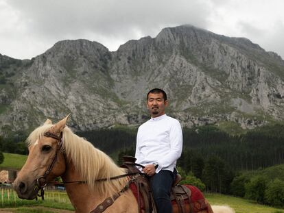 Cocinero Tetsuro Maeda, en el huerto de su restaurante Txispa en el valle de Atxondo, Bizkaia.