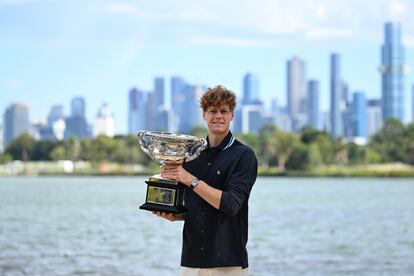 Sinner posa con su trofeo, el lunes en Melbourne.