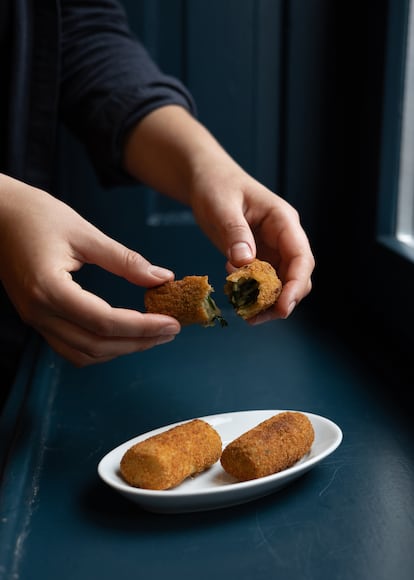 Croquetas vegetales de espinaca y puerro. Su bechamel se cocina con leche de avena. Es uno de los platos con más éxito de Zizi Hattab.