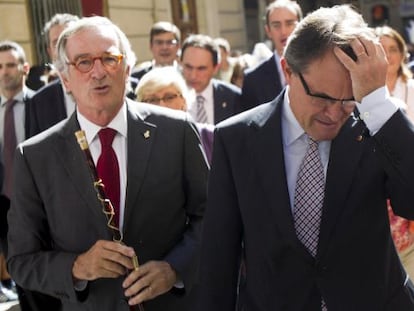 Artur Mas y el alcalde de Barcelona, Xavier Trias, a la salida de la misa oficiada hoy en la bas&iacute;lica con motivo de la Diada de la Merc&egrave;.