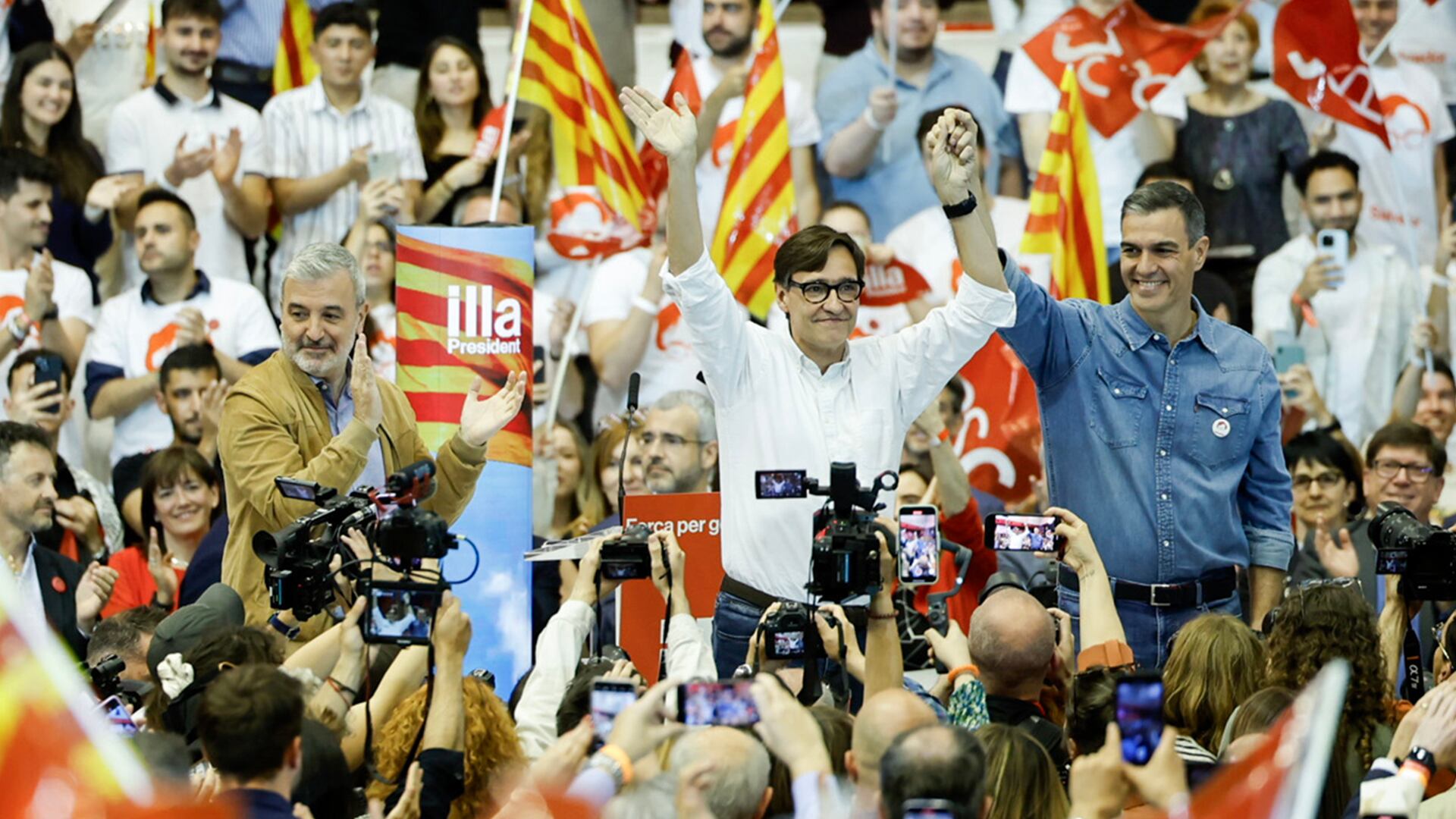 Desde la izquierda, Jaume Collboni, alcalde de Barcelona; Salvador Illa, candidato del PSC a la presidencia de la Generalitat, y Pedro Sánchez, secretario general del PSOE, en el mitin de final de campaña en el Pavelló Vall d’Hebron (Barcelona).