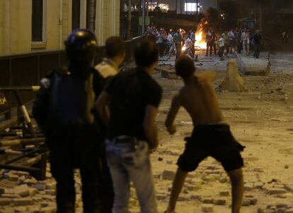 Al menos dos personas murieron anoche y 300 resultaron heridas en los choques entre partidarios del depuesto presidente Mohamed Mursi y las fuerzas del orden en la plaza de Ramsés, en el centro de El Cairo (Egipto), 15 de julio de 2013.